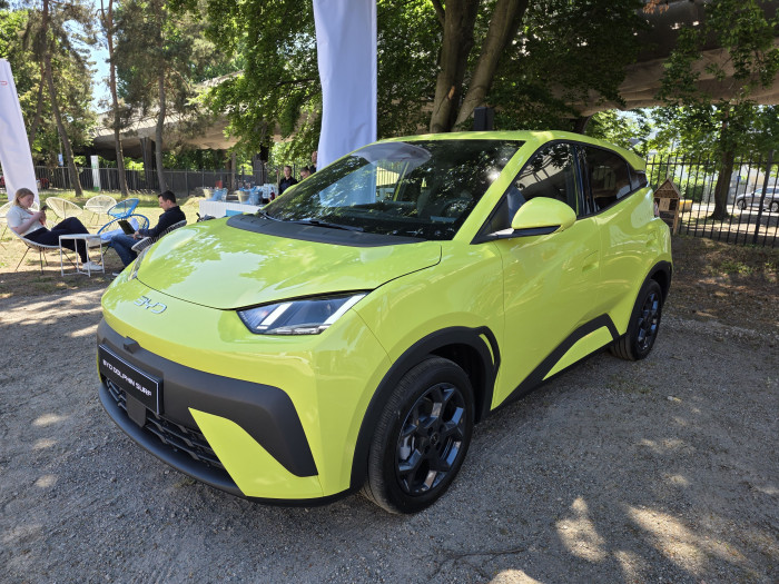 Die Comfort-Variante kommt mit 16-Zoll-Felgen. (Bild: Tobias Költzsch/Golem.de)