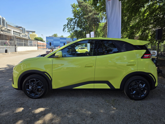 Die Seitenlinie ist ebenfalls recht sportlich. (Bild: Tobias Költzsch/Golem.de)