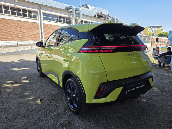 Der Dolphin Surf hat einen Heckspoiler. (Bild: Tobias Költzsch/Golem.de)