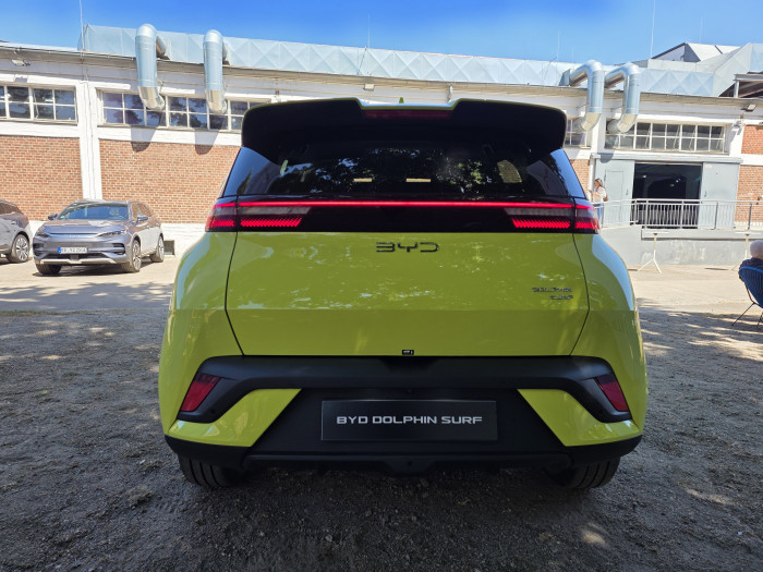 Die Kofferraumklappe hat einen elektronischen Verschluss, muss aber manuell geöffnet werden. (Bild: Tobias Költzsch/Golem.de)