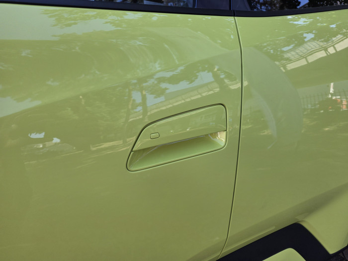 Die Türen lassen sich ohne Schlüssel verriegeln. (Bild: Tobias Költzsch/Golem.de)