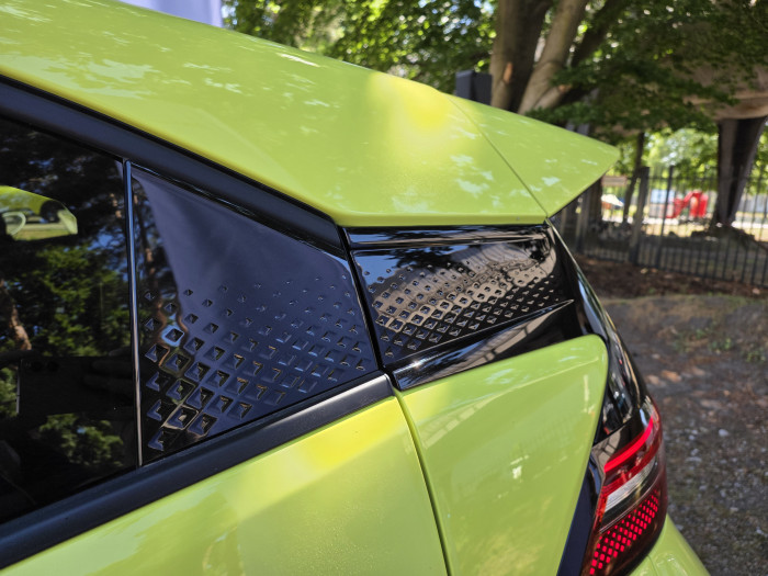 An der C-Säule hat der Dolphin Surf ein Rautenmuster. (Bild: Tobias Költzsch/Golem.de)