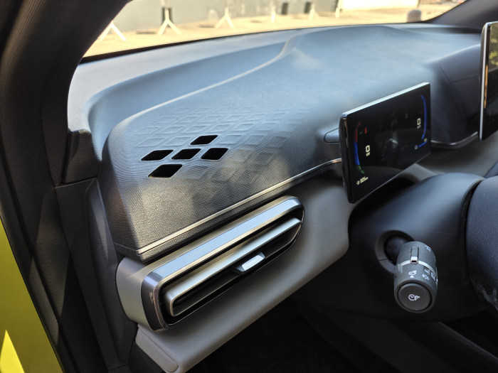 Das Rautenmuster findet sich bei den Lüftungsöffnungen für die Seitenfenster wieder. (Bild: Tobias Költzsch/Golem.de)