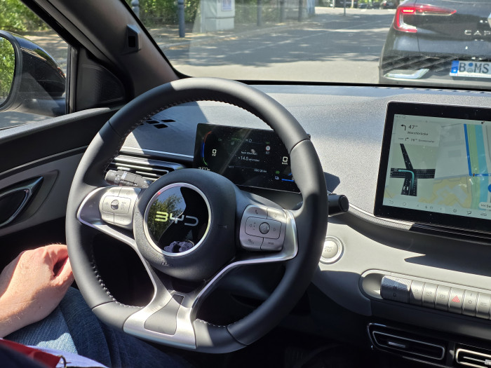 Das Lenkrad des Dolphin Surf erlaubt eine Reihe an Einstellungen. (Bild: Tobias Költzsch/Golem.de)