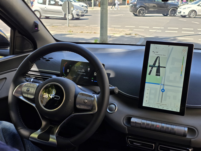 Der zentrale Bildschirm kann auf Knopfdruck hochkant gedreht werden. (Bild: Tobias Költzsch/Golem.de)