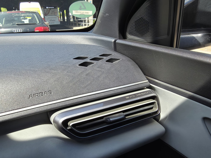 Das Innendesign des Dolphin Surf ist schlicht und wirkt trotz preiswerter Materialien nicht billig. (Bild: Tobias Költzsch/Golem.de)