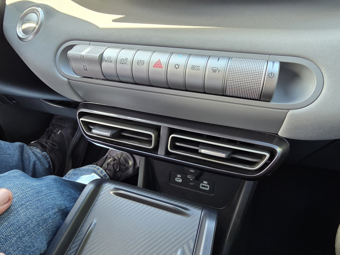 Einige Optionen können auch über physische Buttons gesteuert werden. (Bild: Tobias Költzsch/Golem.de)