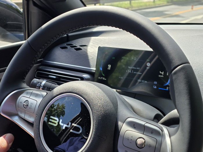 Hinter dem Lenkrad ist ein 7-Zoll-Display verbaut. (Bild: Tobias Költzsch/Golem.de)