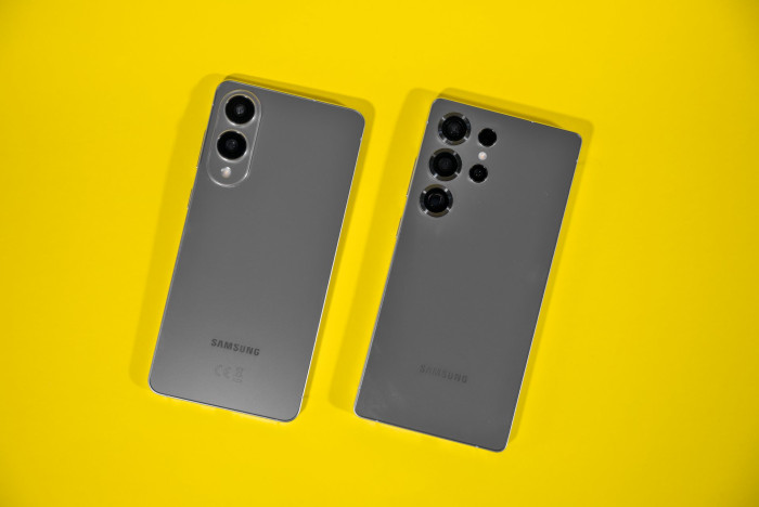 Links das Galaxy S25 Edge, rechts das Galaxy S25 Ultra (Bild: Tobias Költzsch/Golem.de)