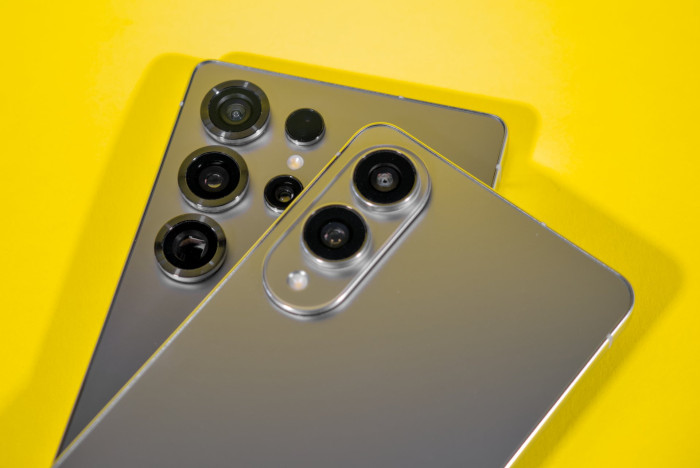 Das Galaxy S25 Edge hat zwei Kameras, das Ultra vier. (Bild: Tobias Költzsch/Golem.de)