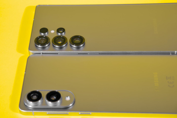 Verglichen mit dem Galaxy S25 Ultra ist das Edge merklich dünner und leichter. (Bild: Tobias Költzsch/Golem.de)