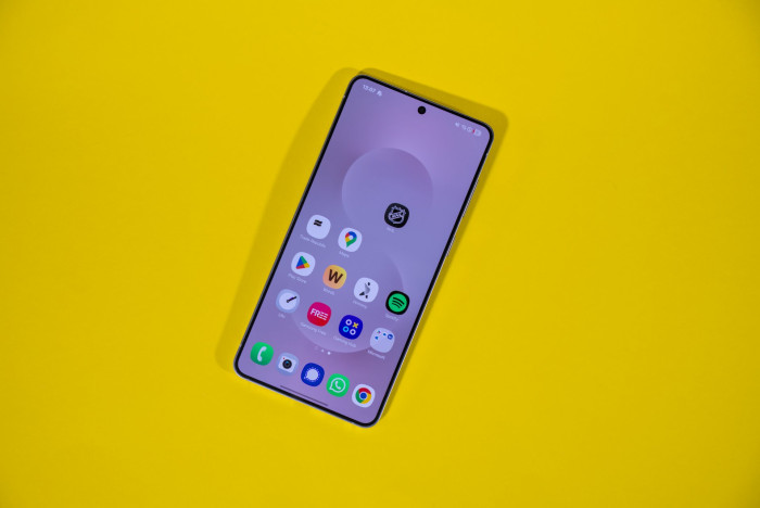 Im Innern steckt wie bei den anderen S25-Modellen Qualcomms Snapdragon 8 Elite for Galaxy. (Bild: Tobias Költzsch/Golem.de)