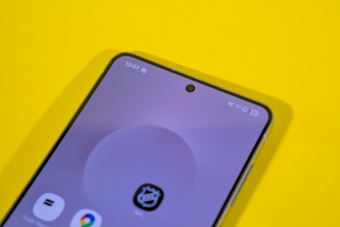 Die Frontkamera ist in einem Loch untergebracht. (Bild: Tobias Költzsch/Golem.de)