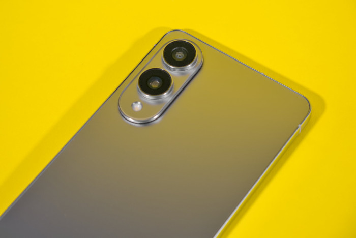 Das Kameramodul ragt deutlich aus dem dünnen Gehäuse hervor. (Bild: Tobias Költzsch/Golem.de)