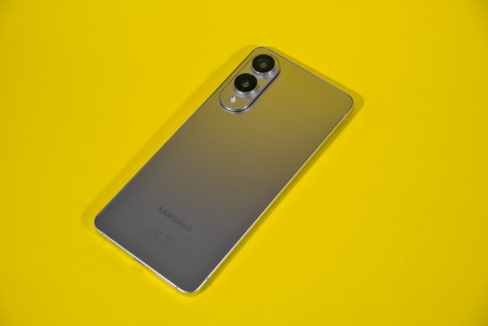 Die Verarbeitung des Galaxy S25 Edge ist hochwertig. (Bild: Tobias Költzsch/Golem.de)