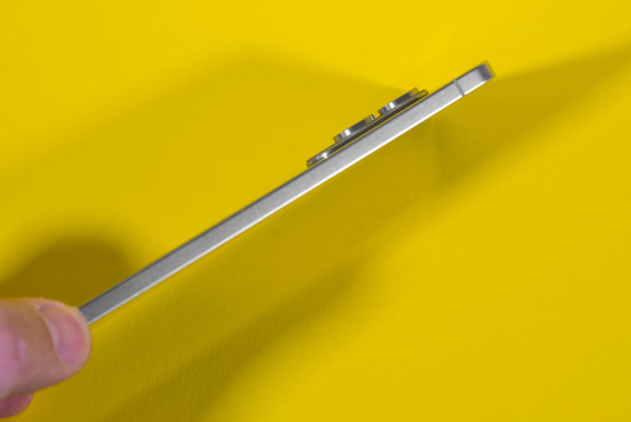 Obwohl das Smartphone nur 5,8 mm dünn ist, macht es einen stabilen Eindruck. (Bild: Tobias Költzsch/Golem.de)