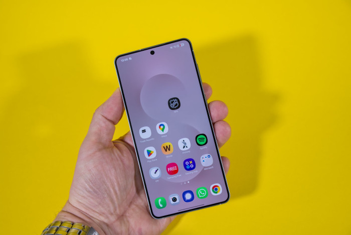 Das Edge ist merklich leichter als andere Smartphones in dieser Größe. (Bild: Tobias Költzsch/Golem.de)