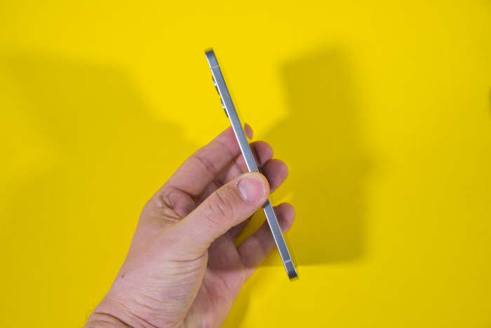 Bei der täglichen Nutzung fällt uns die geringe Dicke irgendwann nicht mehr auf. (Bild: Tobias Költzsch/Golem.de)