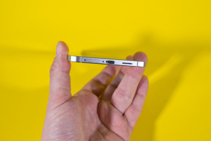 Der Lautsprecher hat weniger Bass als der des Galaxy S25 Ultra. (Bild: Tobias Költzsch/Golem.de)