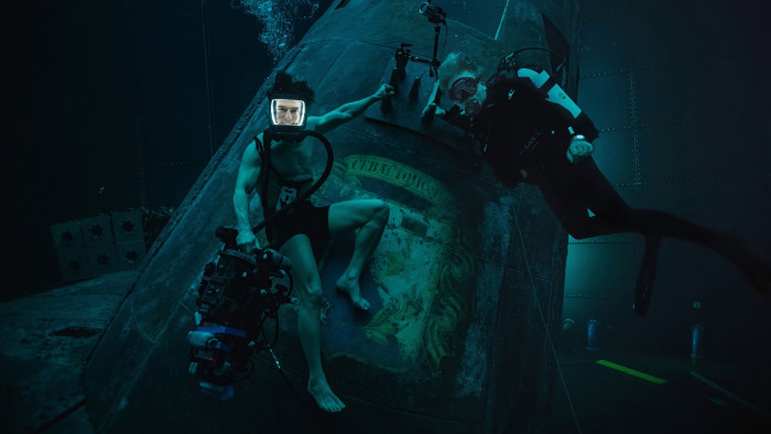 Regisseur Christopher McQuarrie begleitet seinen Hauptdarsteller Unterwasser. (Bild: Paramount Pictures)