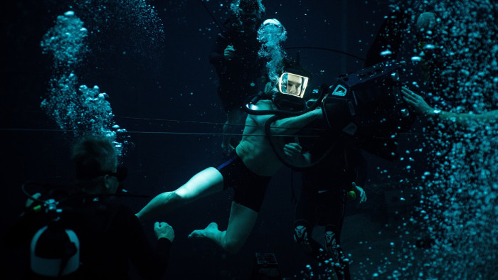 Tom Cruise soll wegen starker Beleuchtung beim Unterwasserdreh fast nichts gesehen haben. (Bild: Paramount Pictures)