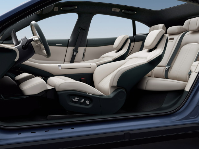 Die Sitze im Innenraum können zum Ausruhen weit zurückgestellt werden. (Bild: Xiaomi)