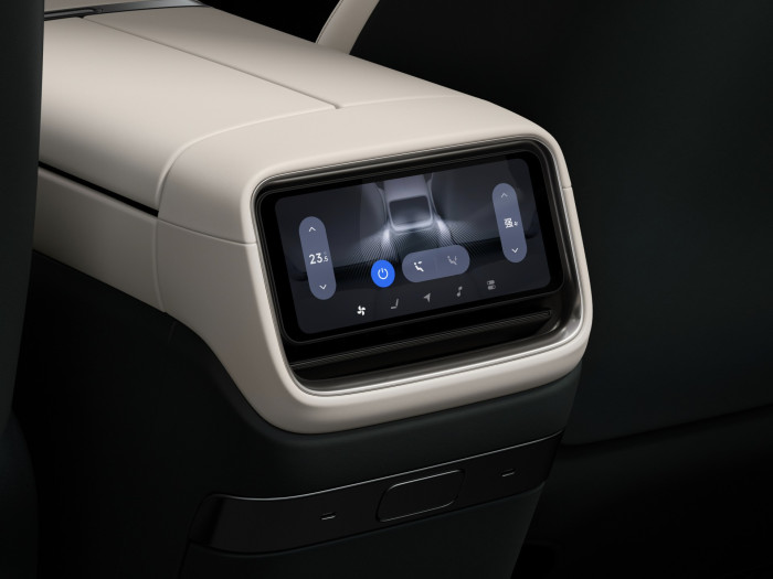 Im Fond lassen sich über ein weiteres Display Einstellungen vornehmen. (Bild: Xiaomi)