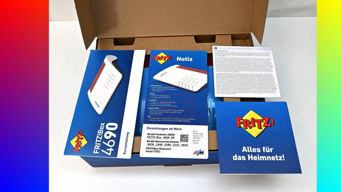 Papierkram in der Fritzbox-4690-Schachtel (Bild: Harald Karcher)