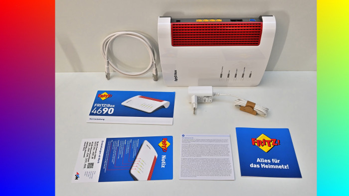 Lieferumfang der Fritzbox 4690 (Bild: Harald Karcher)