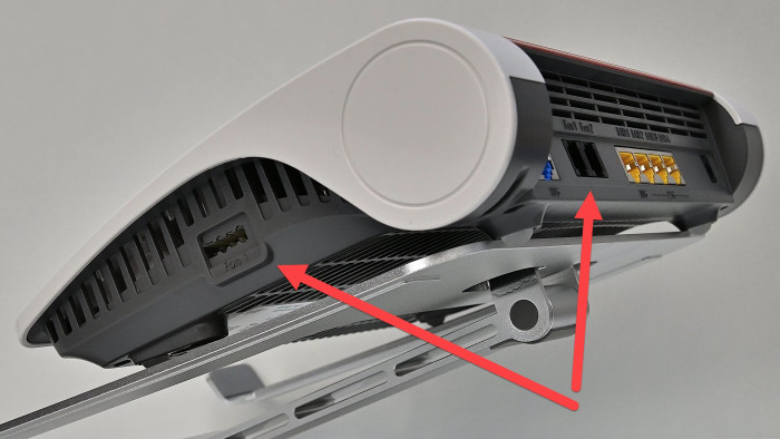 Drei Buchsen für Telefon, Fax und AB an der Fritzbox 4690 (Bild: Harald Karcher)