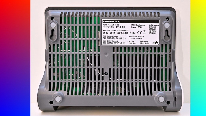 Die Fritzbox 4690 von unten (Bild: Harald Karcher)