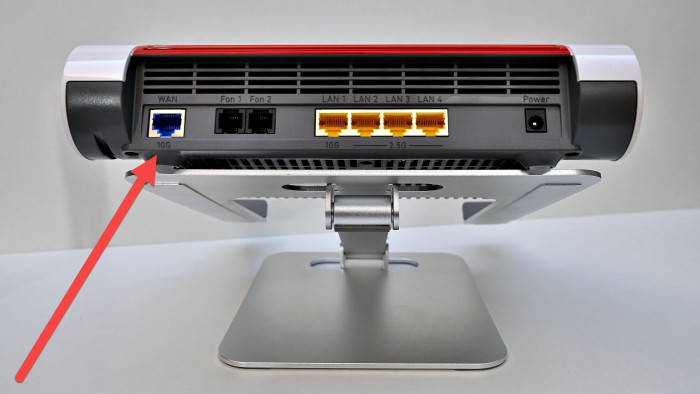 Der blaue 10-Gig-Port der Fritzbox 4690 ist LAN- und WAN-fähig. (Bild: Harald Karcher)