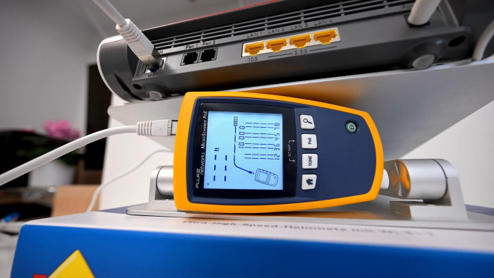 Das gelbe Fluke-Messgerät bestätigt bis zu 10.000 Megabit am 10G-WAN-Port der Fritzbox 4690. (Bild: Harald Karcher)