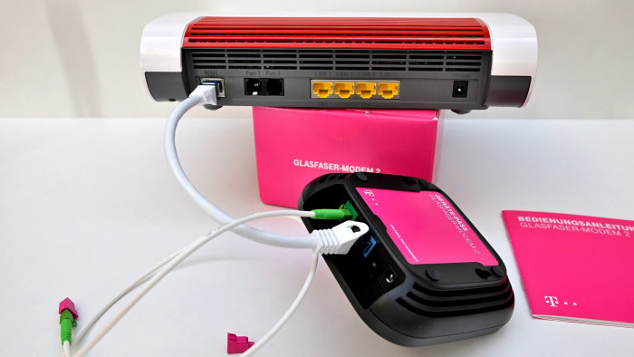 Das schwarze GPON-Glasfaser-Modem 2 der Deutschen Telekom kann der Fritzbox 4690 flottes Fiber-Internet per LAN-Kabel zuspielen. (Bild: Harald Karcher)