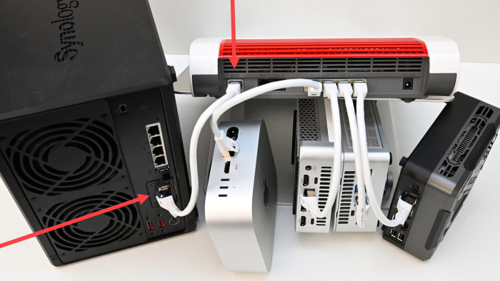Der schwarze 10-Gig-NAS-Server Synology DS1522+ (links) kann die 10-Gig-LAN-WAN-Ports der Fritzbox 4690 optimal mit High Speed versorgen. (Bild: Harald Karcher)