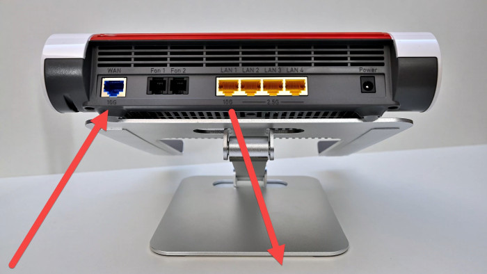 An der Fritzbox 4690 kriegt man 10-Gig hinein und auch wieder heraus. Damit stellt sie alle früheren Fritzboxen weit in den Schatten, auch die stehende 5690 Pro. (Bild: Harald Karcher)
