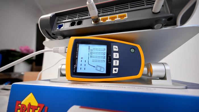 Das gelbe Fluke-Messgerät bestätigt bis zu 10.000 Megabit am 10G-LAN-Port der Fritzbox 4690. (Bild: Harald Karcher)