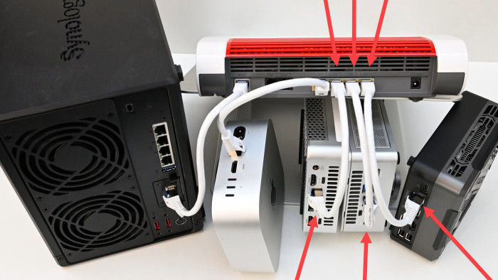 Hier hängen drei Mini-PCs von Geekom und Aoostar an den drei 2,5-Gig-Ports der Fritzbox 4690. (Bild: Harald Karcher)