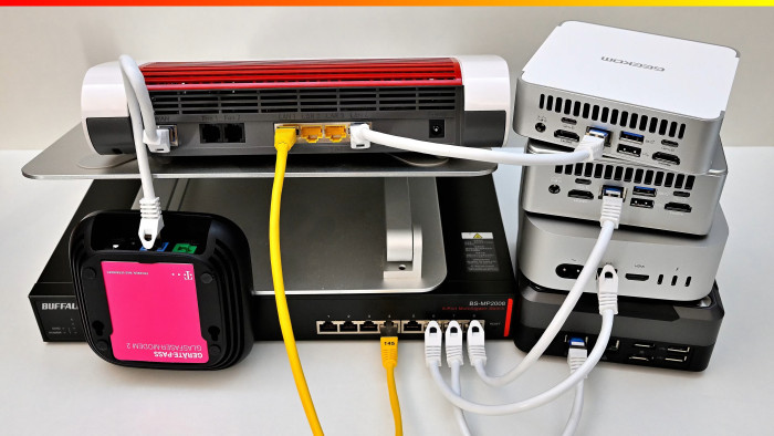 Der schwarze 8x10-Gig-Switch hängt per gelbem LAN-Kabel am 10-Gig-LAN-Port der Fritzbox 4690. (Bild: Harald Karcher)