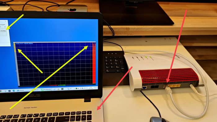 5-GHz-WLAN-Speed-Test zwischen Wi-Fi-7-Laptop links und Wi-Fi-7-Fritzbox 4690 rechts (Bild: Harald Karcher)