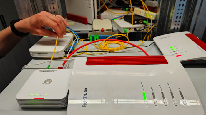 Links vorne das 10-Gig-XGS-PON-Glasfaser-Modem von Huawei, rechts vorne die 10-Gig-Fritzbox 4690 von AVM (Bild: Harald Karcher)