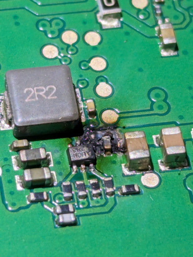Kaputtes Bauteil der Fritzbox 7590 2.4 GHz WLAN (Bild: Martin P.)