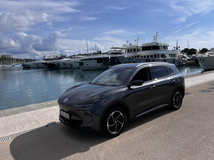 Der MG S5 EV des chinesischen Herstellers SAIC ist ein Elektro-SUV mit unauffälligem Design. (Foto: Dirk Kunde)