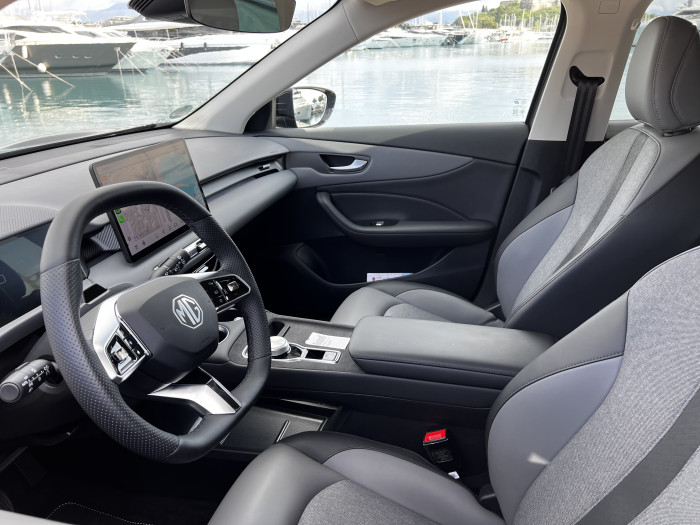 Die Innenausstattung wirkt hochwertig. Sämtliche Flächen, die mit Händen oder Armen berührt werden, fühlen sich angenehm an. (Foto: Dirk Kunde)