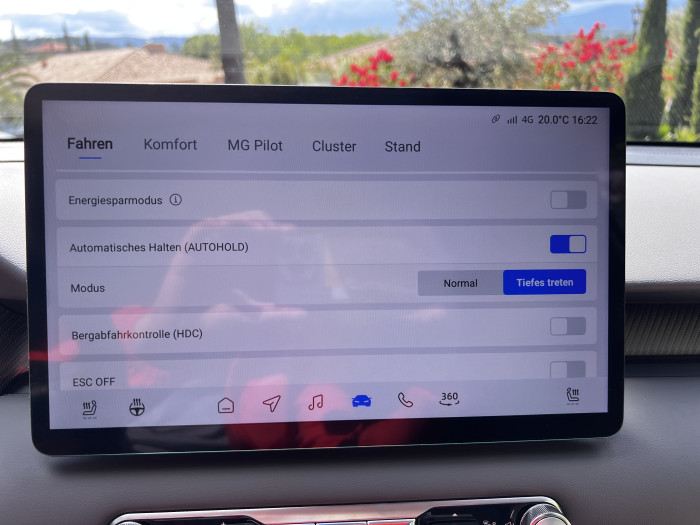 Der zentrale Touchscreen hat eine Bilddiagonale von 12,8 Zoll. (Foto: Dirk Kunde)