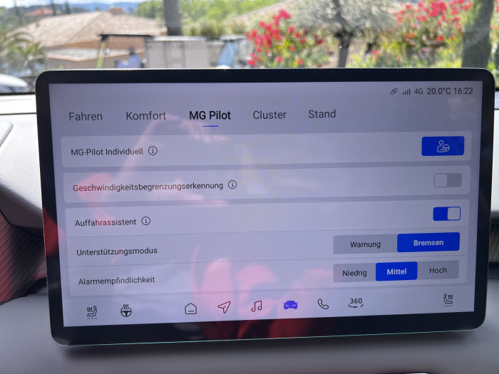 Die Fahrassistenzsysteme lassen sich im Menüpunkt MG Pilot einstellen.  (Foto: Dirk Kunde)