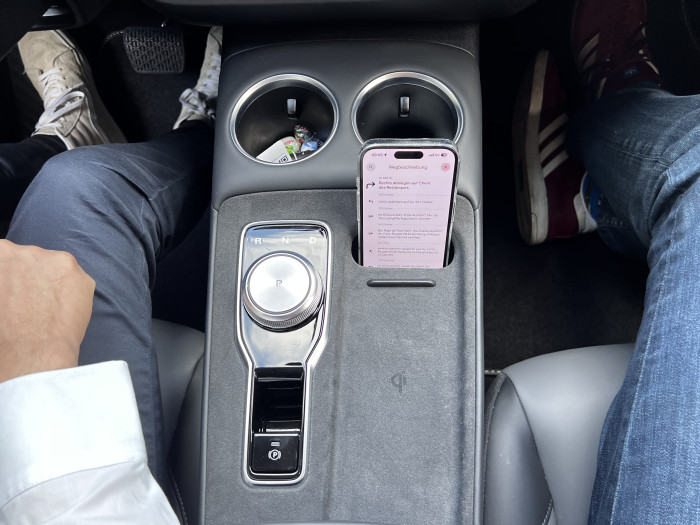 In der Mittelkonsole befinden sich der Fahrwahlhebel und eine Lademöglichkeit für Smartphones.  (Foto: Dirk Kunde)