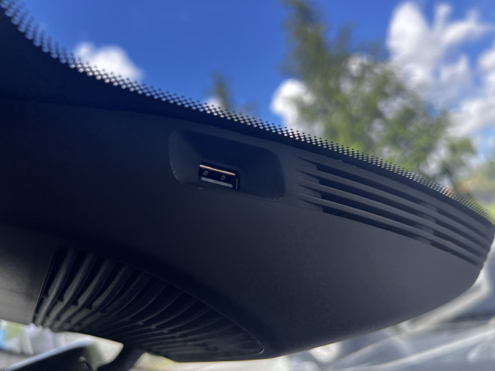 Rechts vom Rückspiegel befindet sich ein USB-A-Anschluss. Der ist für die Energieversorgung einer optionalen Dashcam an der Frontscheibe gedacht. (Foto: Dirk Kunde)