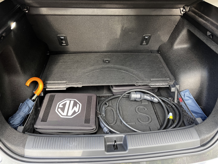 Unter dem Kofferraumboden ist Platz für ein Ladekabel. In der Front verzichtet der Hersteller auf weiteren Stauraum. (Foto: Dirk Kunde)