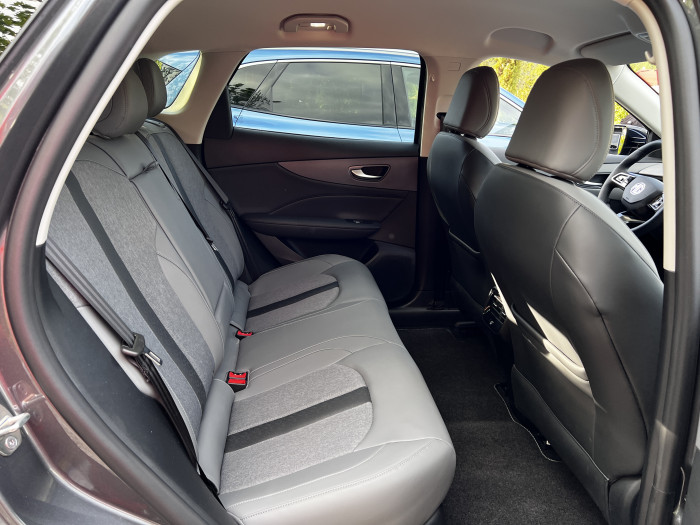 Die Beinfreiheit fällt auf den Rücksitzen etwas knapp aus. (Foto: Dirk Kunde)